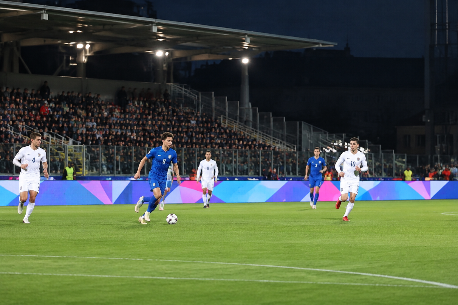 Stadion-LED-Bildschirm im Live-Betrieb mit Spielstand und Wiederholung